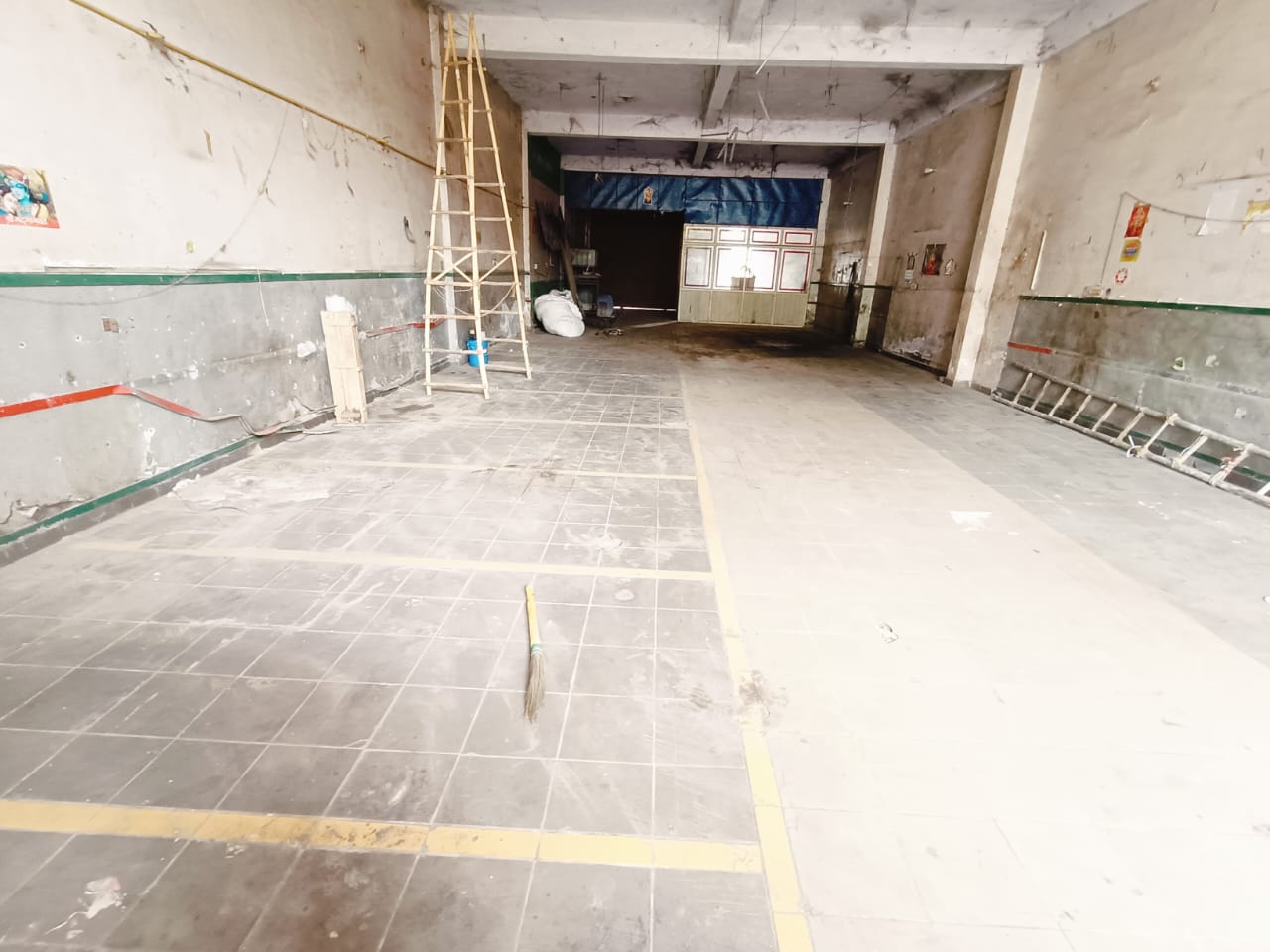 Godown Warehouse in khatena road near paras pearls